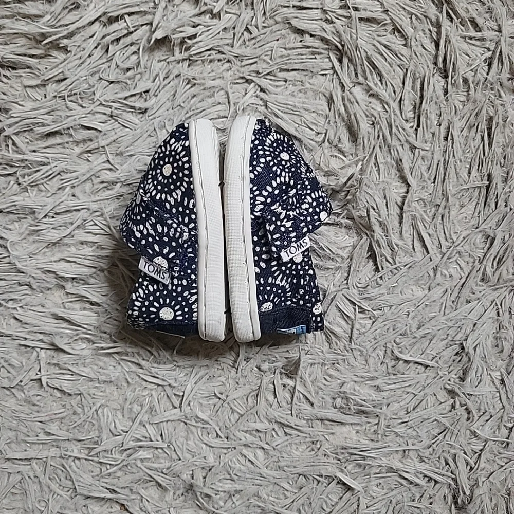 Kids Baby Toms Shoes Size 2 Or T2 Navy Blue & White Artsy Flower Print Spring ✨️